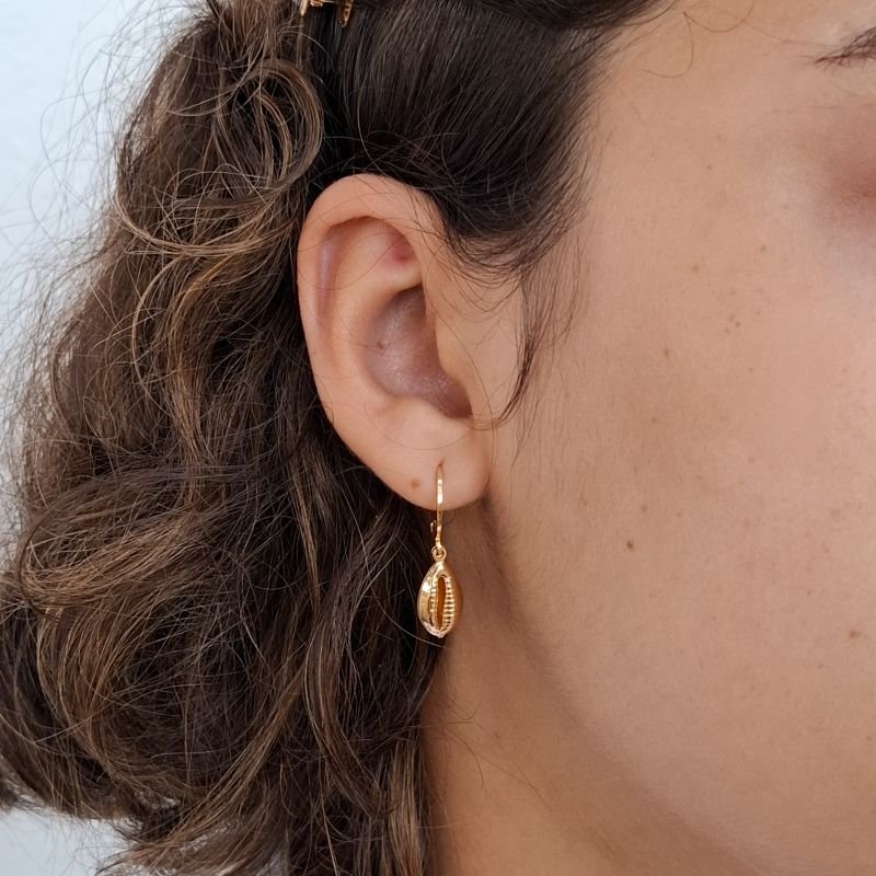 Brinco Búzios Mini Argola Click em Aço Inoxidável