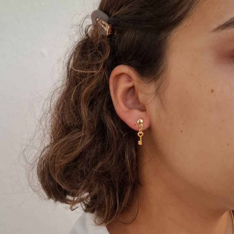 Brinco Chave Coração Mini em Aço Inoxidável