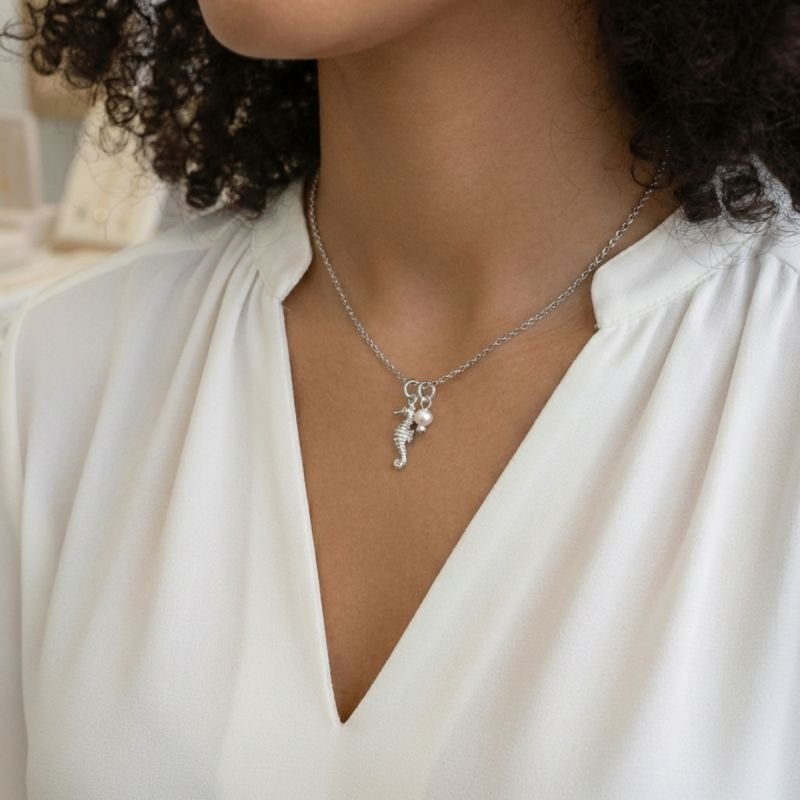 Colar Cavalo Marinho e Pérola ABS em Aço Inoxidável