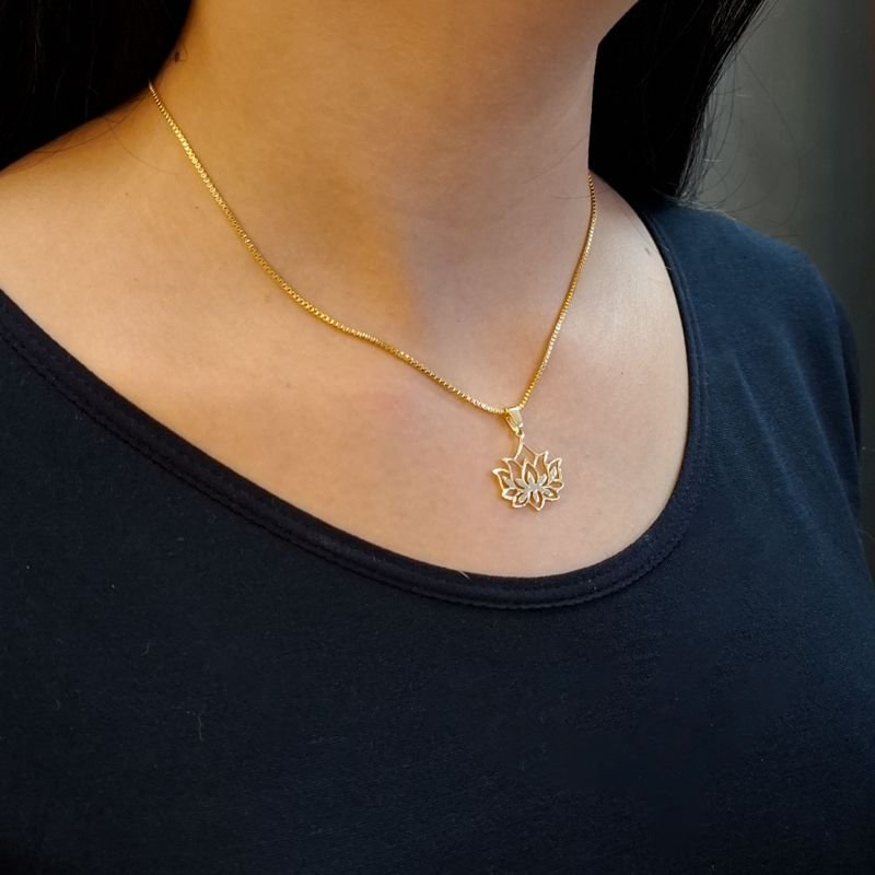 Pingente Flor de Lótus Vazada Em Aço Inoxidável