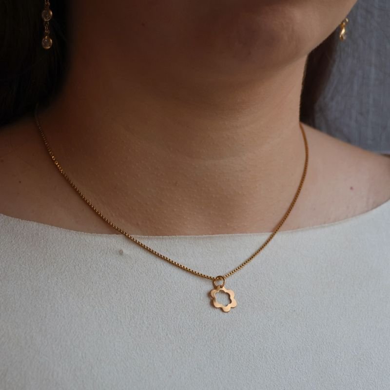 Pingente Flor vazada Em Aço Inoxidável